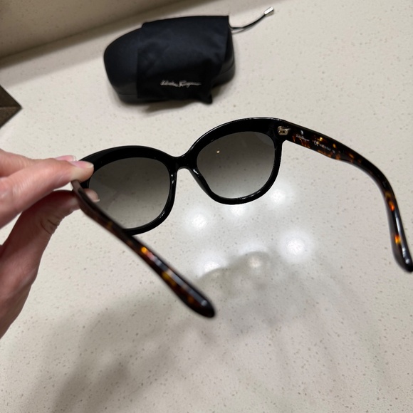 Salvatore Ferragamo women’s sunglasses - Like New - Picture 5 of 5